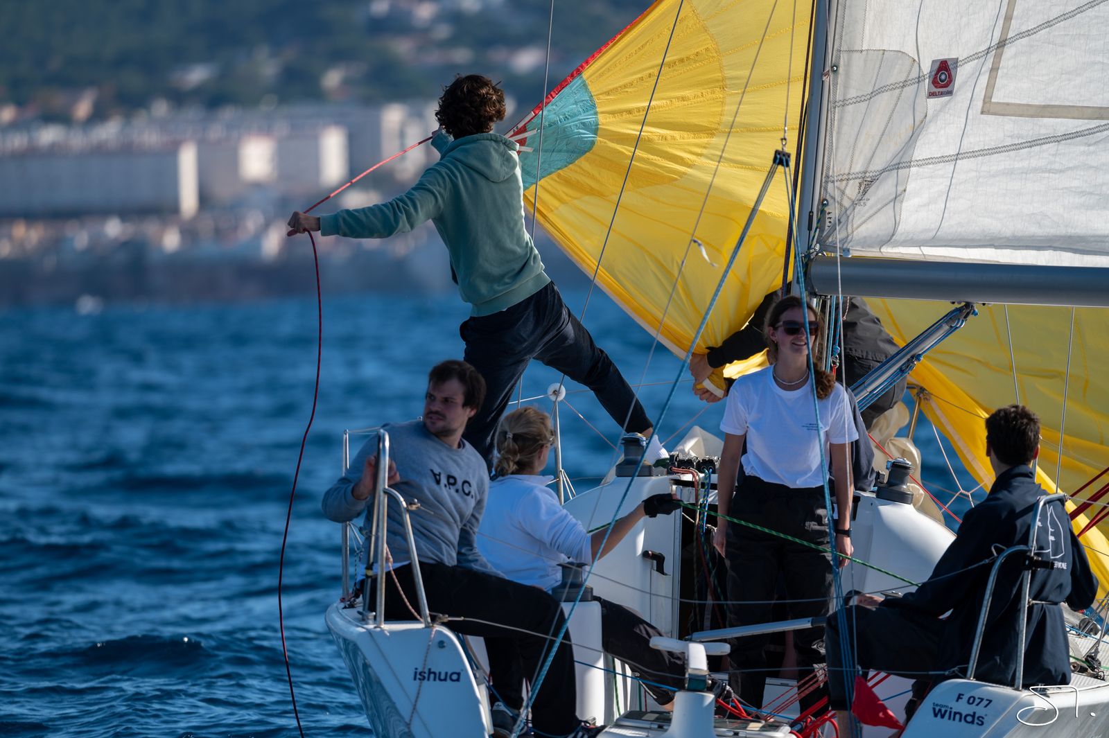 Régate Centrale Méditerranée 2025 — envoi du spinnaker jaune, équipage Team Winds